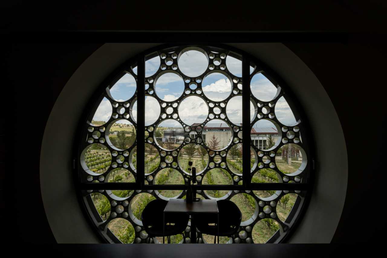 The design of this 13-room boutique hotel is inspired by the horizontal stacking of cava bottles and Antoni Gaudí’s trencadís technique. The sinuous lines, large circular windows and geometric patterns combined with the use of natural materials, create a balanced look in perfect harmony with the surroundings. The modern open-plan bathrooms feature graphite-coloured Bol basins, evocative Thesis basin mixers, and sculptural Happening toilets. The strong focus on sustainability, from the building’s thoughtful design approach to sustainable best practices, is also reflected in Roca’s products, which contribute to energy efficiency and durability.10