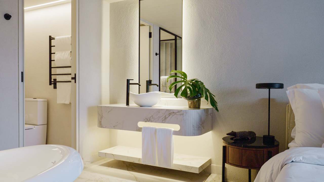 Roca's innovation and commitment to delivering exceptional bathroom experiences perfectly align with Hotel Unique's status as a symbol of luxury and design excellence in São Paulo. The 2024 renovation combines modernity with timeless elegance, enhancing the guest experience. To create a striking visual impact, Roca's Ona high-neck basin faucet in titanium black is paired with Ohtake and Horizon basins. Matt black Rainsense showers and Stella hand showers provide a refined sense of comfort, while Inspira toilets with rimless technology ensure a sustainable, sophisticated and minimalist bathroom design.5