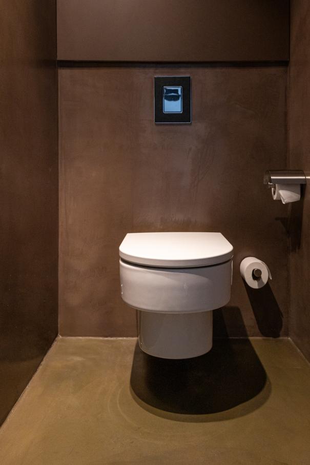 The design of this 13-room boutique hotel is inspired by the horizontal stacking of cava bottles and Antoni Gaudí’s trencadís technique. The sinuous lines, large circular windows and geometric patterns combined with the use of natural materials, create a balanced look in perfect harmony with the surroundings. The modern open-plan bathrooms feature graphite-coloured Bol basins, evocative Thesis basin mixers, and sculptural Happening toilets. The strong focus on sustainability, from the building’s thoughtful design approach to sustainable best practices, is also reflected in Roca’s products, which contribute to energy efficiency and durability.8