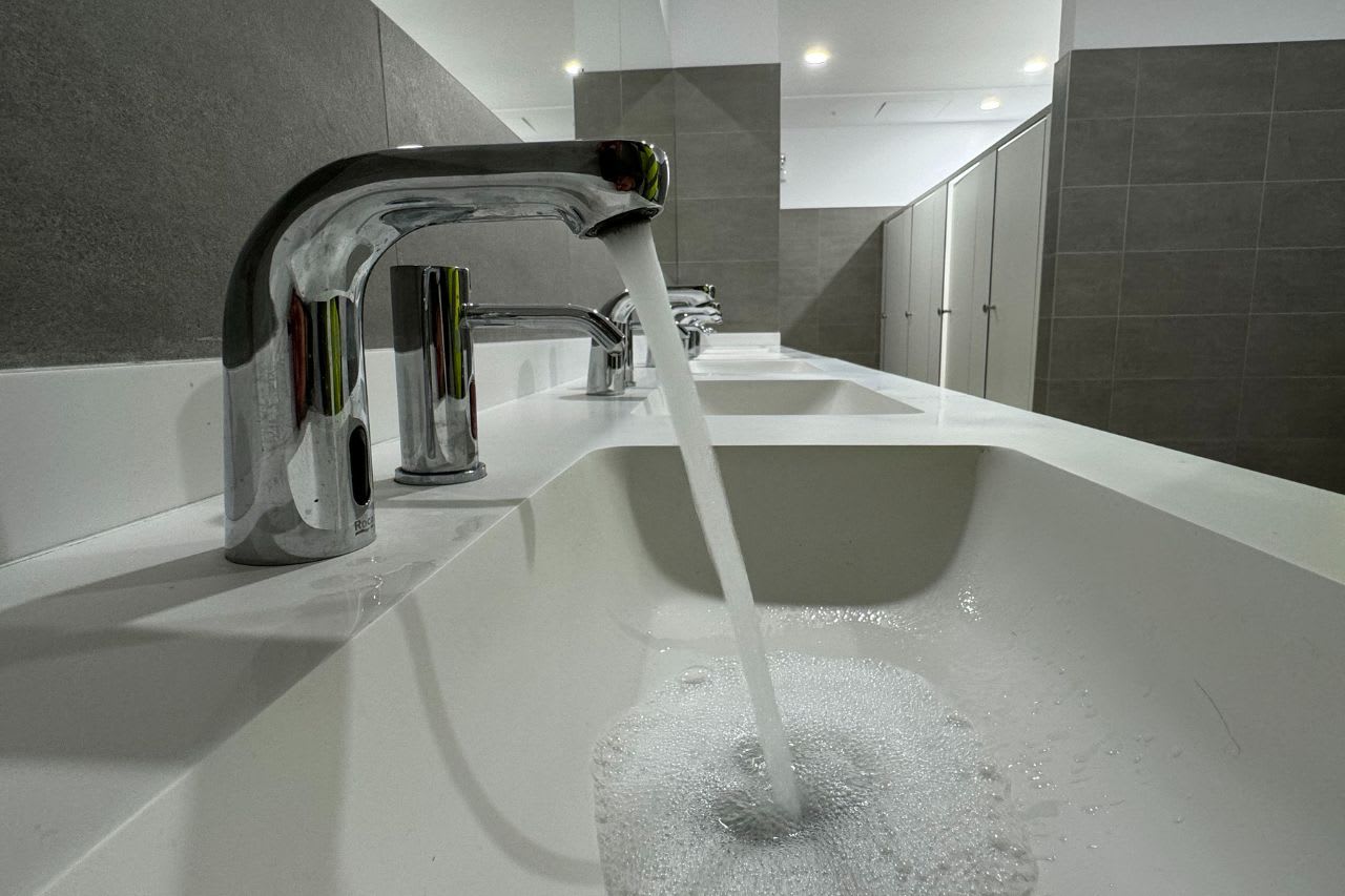 The airport’s bathrooms feature a range of Roca products that are designed for heavy usage, comfort and accessibility. The Proton Electronic rimless urinals, the In-Wall PL3 Dual flush plate and Nexo wall-hung WC, feature a welcoming, user-friendly designs focused on comfort and hygiene. L20 and L20E electronic faucets are ideal in high-traffic spaces; For the mobility challenged, Access collection grab bars, WC and wall-hung basin ensure safety and peace of mind, while the Victoria Pro faucet adds a further touch of elegance to the space.4