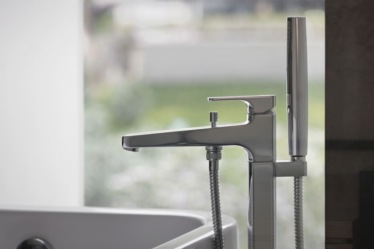 The hotel’s modern and minimalist bathrooms feature Roca solutions. Rainsense and Raindream showerheads add a touch of pampering, while the soft, rounded edges of the Meridian WCs, Element baths and The Gap basins evoke a connection with nature. In the public areas, Mural urinals and Inspira basins provide functionality and reinforce the hotel’s commitment to modern design and luxury.14