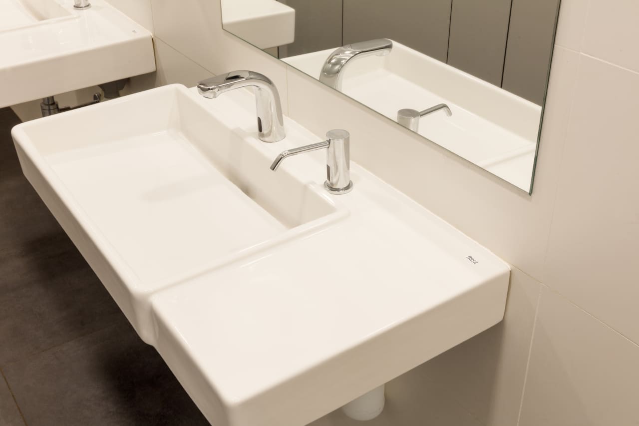 To update the bathrooms for contemporary demands while adhering to the integrity of the building, the products selected need to convey the modern ideals of its architecture and be accessible and inclusive. The linear and structural design of the wall-hung basins and the soft curves and stacked volumes of the Roca Rimless® wall-hung WC evoke timeless simplicity and the modernist ideals of Sert’s building. To accommodate all users, the Access collection was another essential product added into the bathrooms, including the Access WC seat and cover, comfort tilting mirror, grab bars and folding shower seat. The inclusion of public wall-mounted towel dispensers and waste bins enhanced the functionality of the space.7