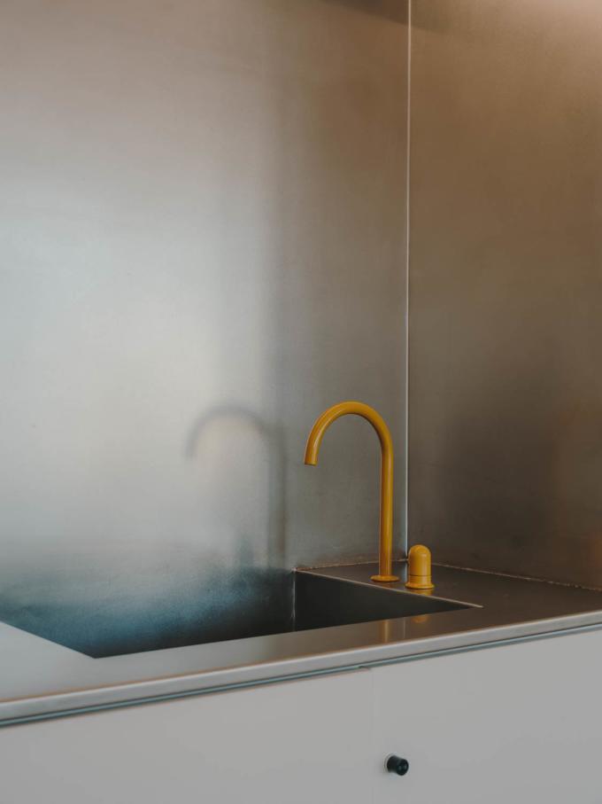 The Nu collection faucets in the kitchen spaces were selected for their vibrant colour and innovative design. The fun mustard finish brings personality to the shared minimalist space. The Gap Round Rimless® wall-hung WCs, Meridian collection WCs, as well as the Hall collection porcelain urinals have bold contemporary designs that reflect the building’s aesthetic. The rounded Debba wall-hung basin has style, while being durable and functional for high-use public bathrooms. With their streamlined design, Brava and Instant collection faucets have an intuitive design that is user friendly, ideal or high-traffic environments.10