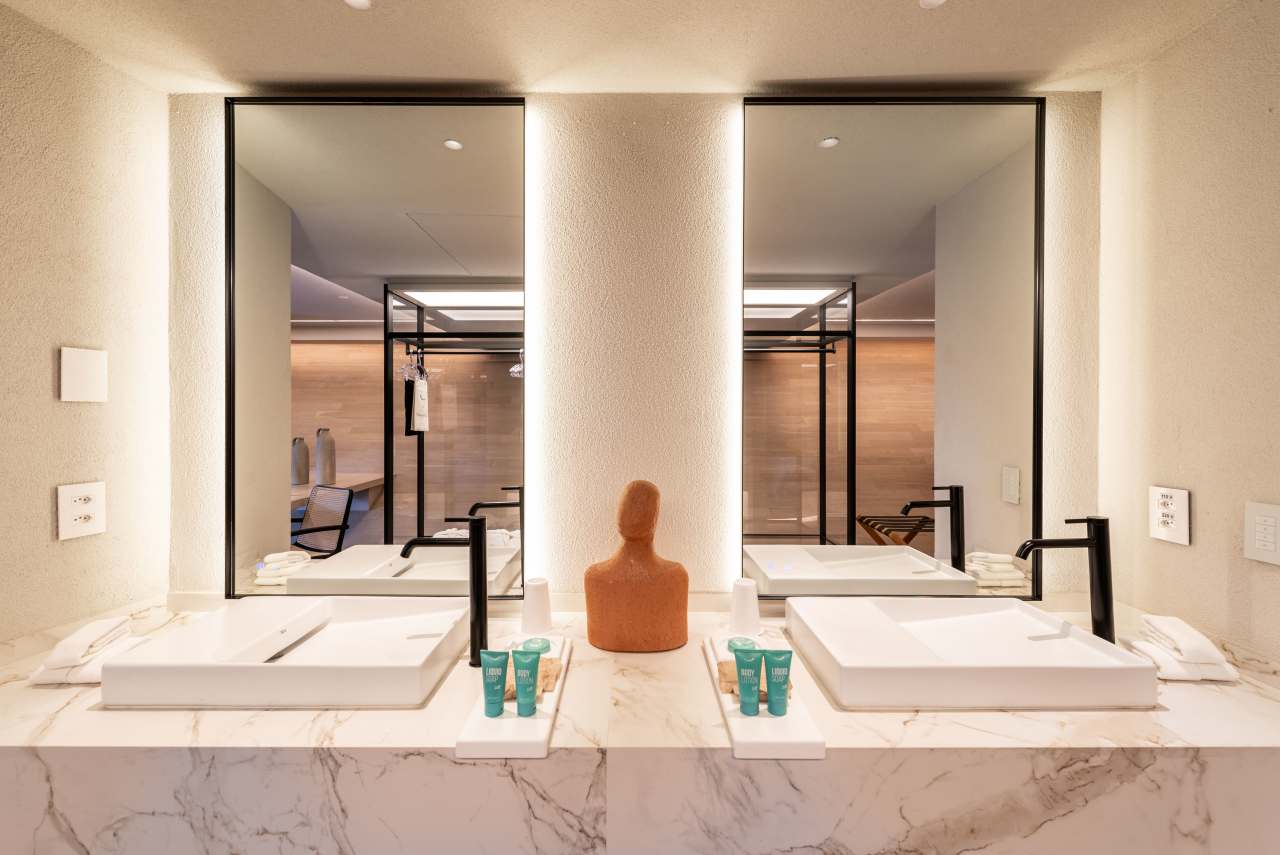 Roca's innovation and commitment to delivering exceptional bathroom experiences perfectly align with Hotel Unique's status as a symbol of luxury and design excellence in São Paulo. The 2024 renovation combines modernity with timeless elegance, enhancing the guest experience. To create a striking visual impact, Roca's Ona high-neck basin faucet in titanium black is paired with Ohtake and Horizon basins. Matt black Rainsense showers and Stella hand showers provide a refined sense of comfort, while Inspira toilets with rimless technology ensure a sustainable, sophisticated and minimalist bathroom design.6