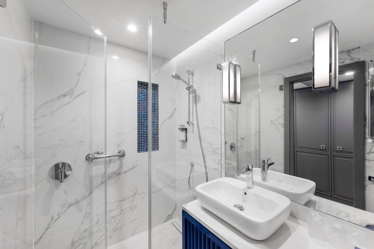 Chosen for their practicality and design, Roca solutions including the Khroma basin, The Gap wall-hung WC, and Atlas faucets create a refined yet functional bathroom experience. These products, along with accessories from the Victoria and Access collections, ensure durability and ease of use to meet the needs of both leisure and business travellers. By incorporating Roca’s innovative solutions, the hotel further enhances its commitment to quality and provides guests with a seamless and memorable stay.