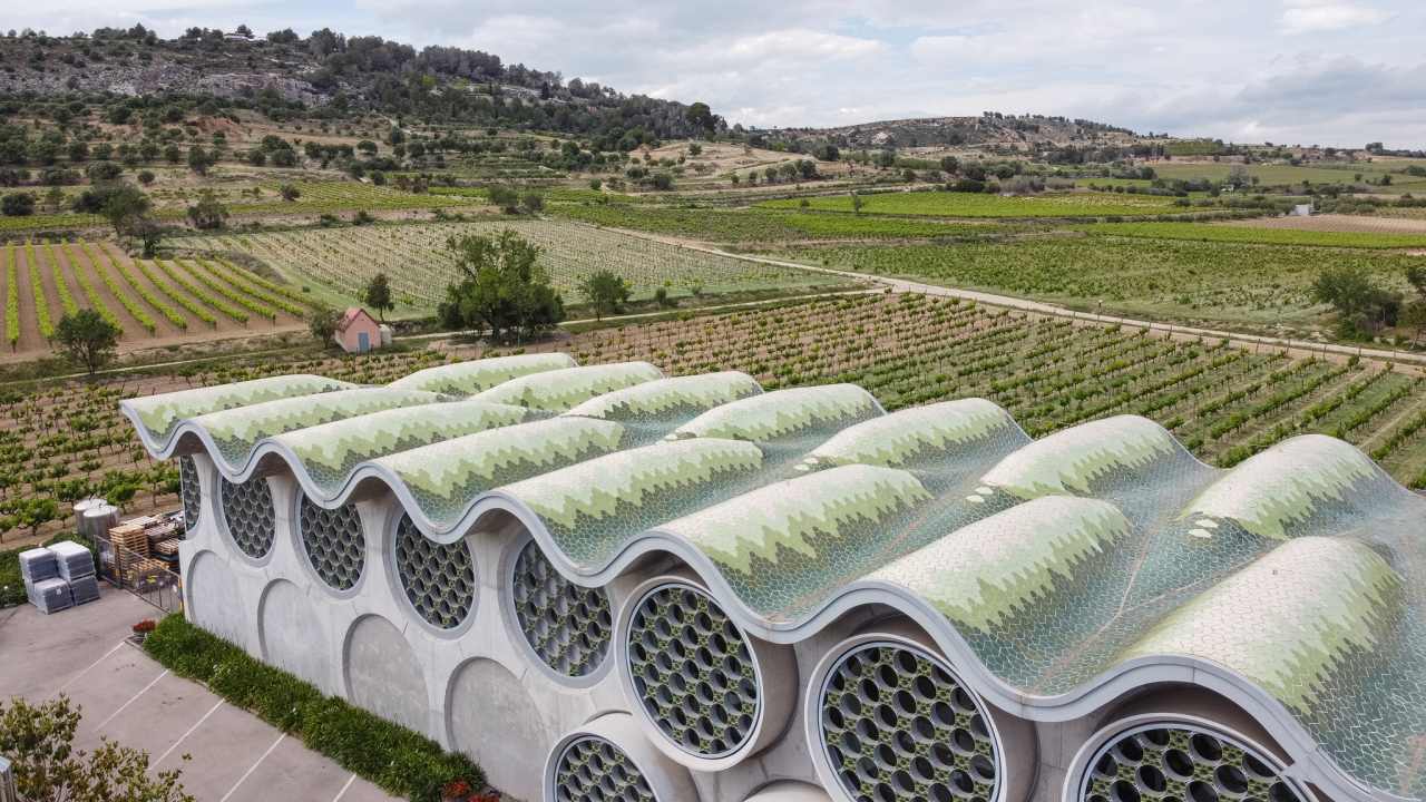 The design of this 13-room boutique hotel is inspired by the horizontal stacking of cava bottles and Antoni Gaudí’s trencadís technique. The sinuous lines, large circular windows and geometric patterns combined with the use of natural materials, create a balanced look in perfect harmony with the surroundings. The modern open-plan bathrooms feature graphite-coloured Bol basins, evocative Thesis basin mixers, and sculptural Happening toilets. The strong focus on sustainability, from the building’s thoughtful design approach to sustainable best practices, is also reflected in Roca’s products, which contribute to energy efficiency and durability.7