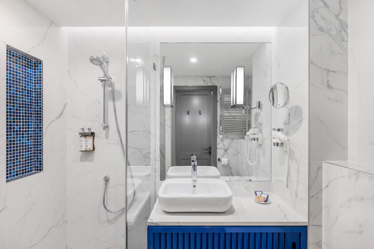 Chosen for their practicality and design, Roca solutions including the Khroma basin, The Gap wall-hung WC, and Atlas faucets create a refined yet functional bathroom experience. These products, along with accessories from the Victoria and Access collections, ensure durability and ease of use to meet the needs of both leisure and business travellers. By incorporating Roca’s innovative solutions, the hotel further enhances its commitment to quality and provides guests with a seamless and memorable stay.1