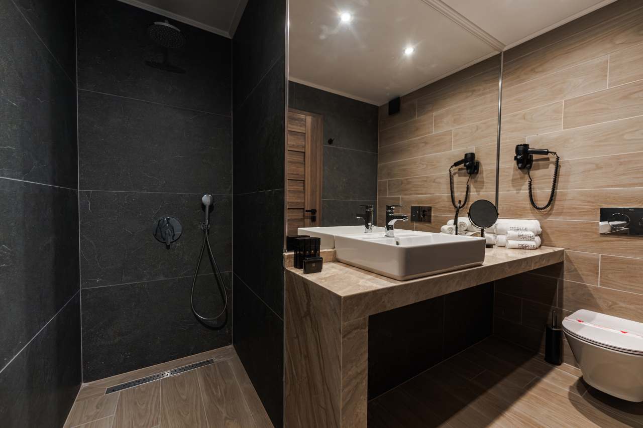 A diverse range of Roca products ensures that the bathrooms meet the highest standards of modern hospitality. Stella handshowers and Rainsense showerheads provide an immersive shower experience and a spa-like ambience, while The Gap WCs, Horizon basins and Victoria Plus faucets prioritise functionality and ease of maintenance. Designed for durability and with a contemporary aesthetic, these solutions create cohesive, stylish spaces that reflect the resort’s commitment to providing guests with a relaxing and restorative experience.8