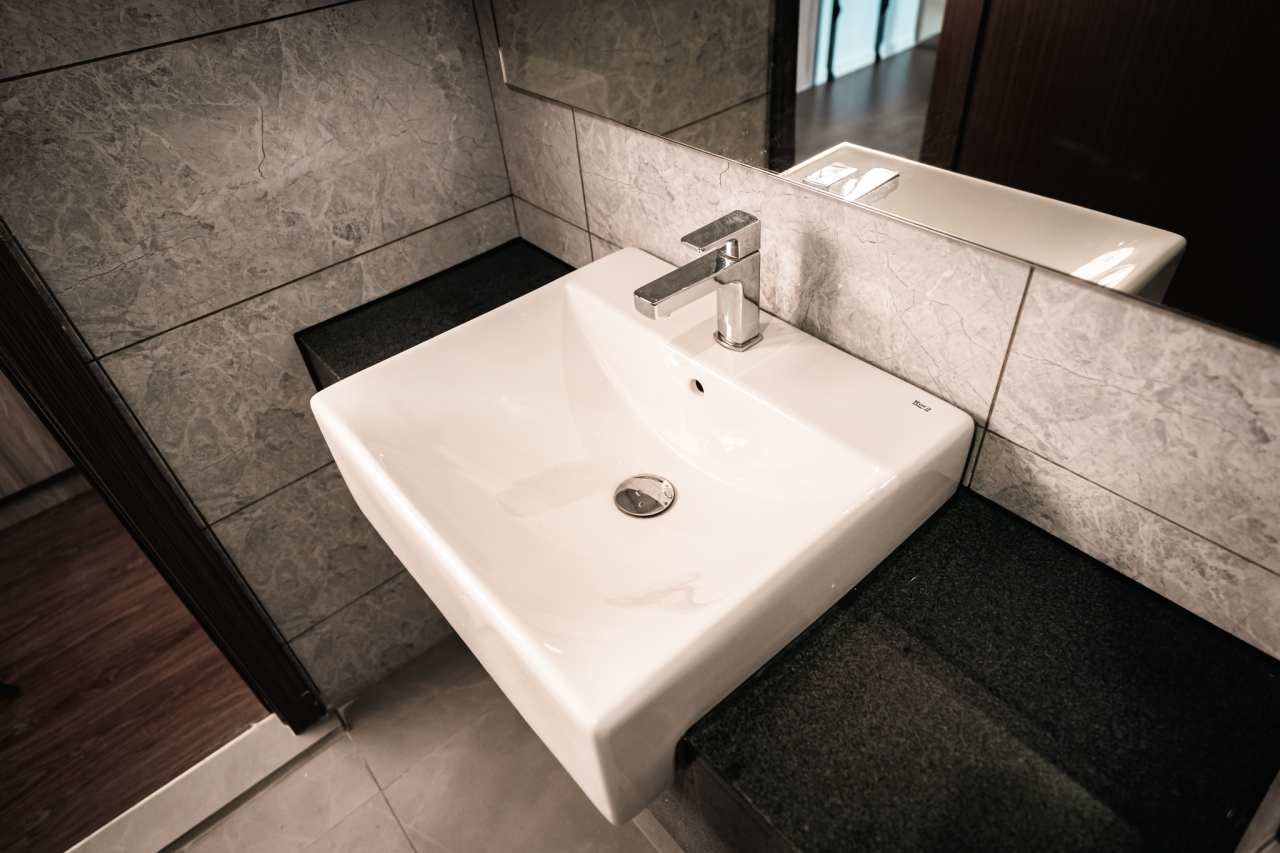 The Roca products featured in the bathrooms and kitchens of all residences perfectly complement the Tower’s affluent style. The elegant shape of the Roca WC collections including the Nexo, Meridian-N wall-hung WC and the Gap wall-hung WC, with soft-closing seat and cover, were the ideal solution in the bathroom spaces. To create a luxurious shower experience, Roca provided the round Rainsense overhead shower and the Stella hand-shower, with some residences featuring the voluminous Virginia bath. Sophisticated design elements including over countertop basins including the Inspira Fineceramic® and the Roca Bol basin further enhanced the interior design of every home.16