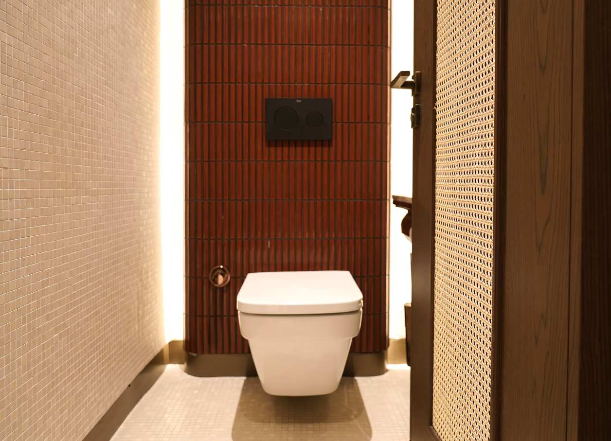 The bathrooms are the most private spaces in the restaurant and the design is about curves, cohesion and comfort. The Inspira round over countertop Fineceramic® basin provides an organic, circular counterpoint to the bathroom’s unique wave-like tiled walls. The choice L30-E electronic basin mixer adds further design elements with a nod to water efficiency and sustainability, an underlying theme in the ‘Tree of Life’ concept. Accessories including the Cubica robe hook and Victoria wall-mounted toilet brush, are minimal and discreet yet provide an important function in the space. The Dama wall-hung Rimless WC with soft closing seat and cover is combined with the In-Wall PL10 Dual (One) flush plate for a contemporary look that complement the warm, natural rhythms of the bathroom.1