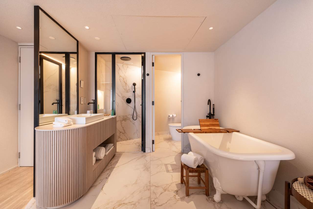 Roca's innovation and commitment to delivering exceptional bathroom experiences perfectly align with Hotel Unique's status as a symbol of luxury and design excellence in São Paulo. The 2024 renovation combines modernity with timeless elegance, enhancing the guest experience. To create a striking visual impact, Roca's Ona high-neck basin faucet in titanium black is paired with Ohtake and Horizon basins. Matt black Rainsense showers and Stella hand showers provide a refined sense of comfort, while Inspira toilets with rimless technology ensure a sustainable, sophisticated and minimalist bathroom design.15
