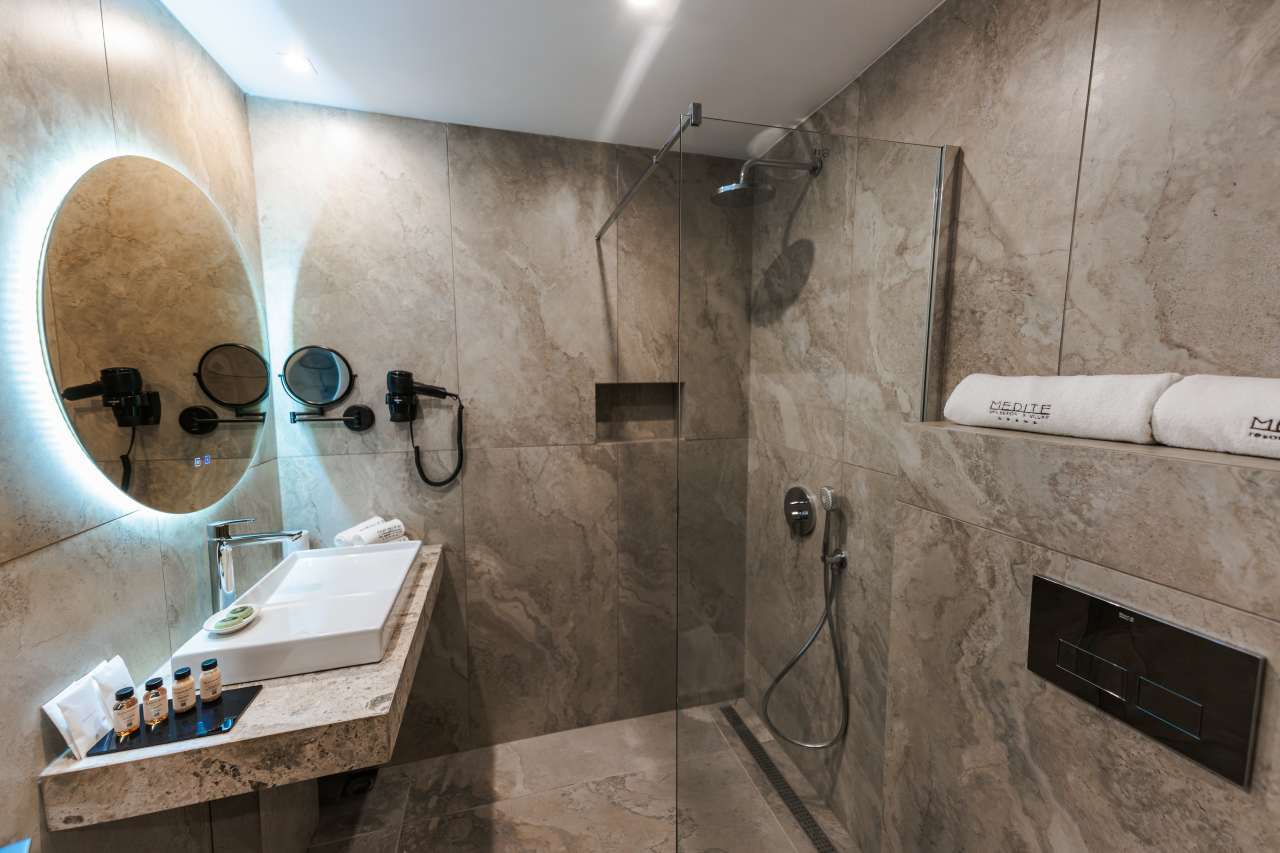 A diverse range of Roca products ensures that the bathrooms meet the highest standards of modern hospitality. Stella handshowers and Rainsense showerheads provide an immersive shower experience and a spa-like ambience, while The Gap WCs, Horizon basins and Victoria Plus faucets prioritise functionality and ease of maintenance. Designed for durability and with a contemporary aesthetic, these solutions create cohesive, stylish spaces that reflect the resort’s commitment to providing guests with a relaxing and restorative experience.5