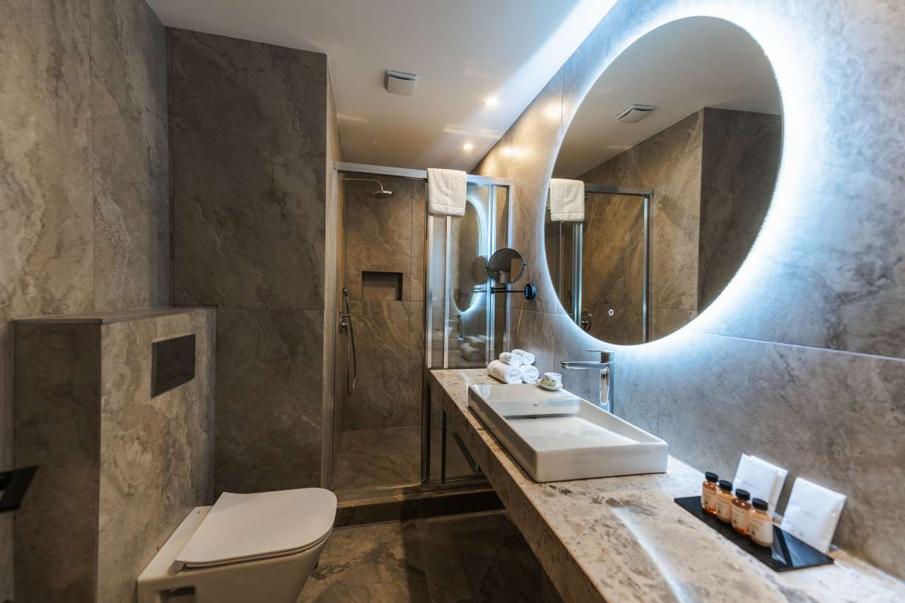 A diverse range of Roca products ensures that the bathrooms meet the highest standards of modern hospitality. Stella handshowers and Rainsense showerheads provide an immersive shower experience and a spa-like ambience, while The Gap WCs, Horizon basins and Victoria Plus faucets prioritise functionality and ease of maintenance. Designed for durability and with a contemporary aesthetic, these solutions create cohesive, stylish spaces that reflect the resort’s commitment to providing guests with a relaxing and restorative experience.9