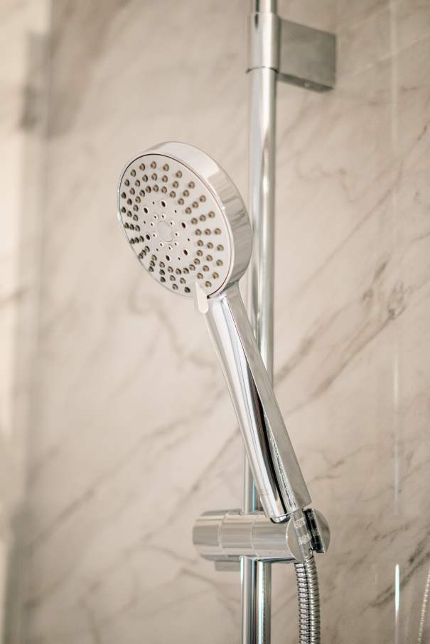 The Roca products featured in the bathrooms and kitchens of all residences perfectly complement the Tower’s affluent style. The elegant shape of the Roca WC collections including the Nexo, Meridian-N wall-hung WC and the Gap wall-hung WC, with soft-closing seat and cover, were the ideal solution in the bathroom spaces. To create a luxurious shower experience, Roca provided the round Rainsense overhead shower and the Stella hand-shower, with some residences featuring the voluminous Virginia bath. Sophisticated design elements including over countertop basins including the Inspira Fineceramic® and the Roca Bol basin further enhanced the interior design of every home.8