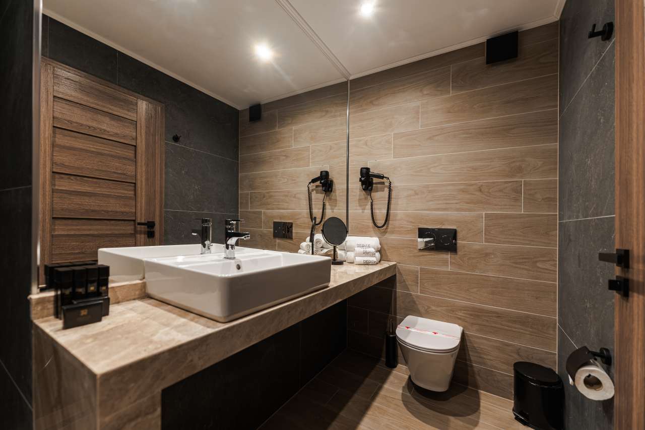 A diverse range of Roca products ensures that the bathrooms meet the highest standards of modern hospitality. Stella handshowers and Rainsense showerheads provide an immersive shower experience and a spa-like ambience, while The Gap WCs, Horizon basins and Victoria Plus faucets prioritise functionality and ease of maintenance. Designed for durability and with a contemporary aesthetic, these solutions create cohesive, stylish spaces that reflect the resort’s commitment to providing guests with a relaxing and restorative experience.10