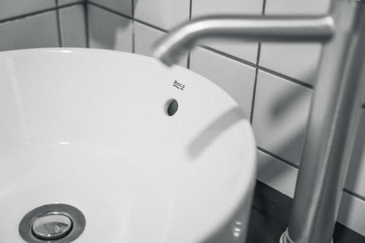 Key to this initiative is the award-winning W+W, an ingenious combination of washbasin and toilet that reduces water consumption by up to 25%. Incorporated into the design is the Single Pro faucet, which features an advanced cartridge that minimises water consumption and reduces CO2 emissions, exemplifying Roca's integration of technology and environmental responsibility. Roca's Proton urinals add to the efficiency with their minimalist design and a touchless flushing system that uses just 0.5 litres per flush. Combined with The Gap wall-hung toilets and PL1 dual flush plates, Roca delivers a seamless blend of functionality and style for public spaces. The Gap Round over countertop basins further enhance the overall aesthetic of the museum’s toilets. Extending its sustainability beyond the toilets, the museum also engages visitors with interactive exhibits that promote environmental awareness and encourage water-saving habits.18