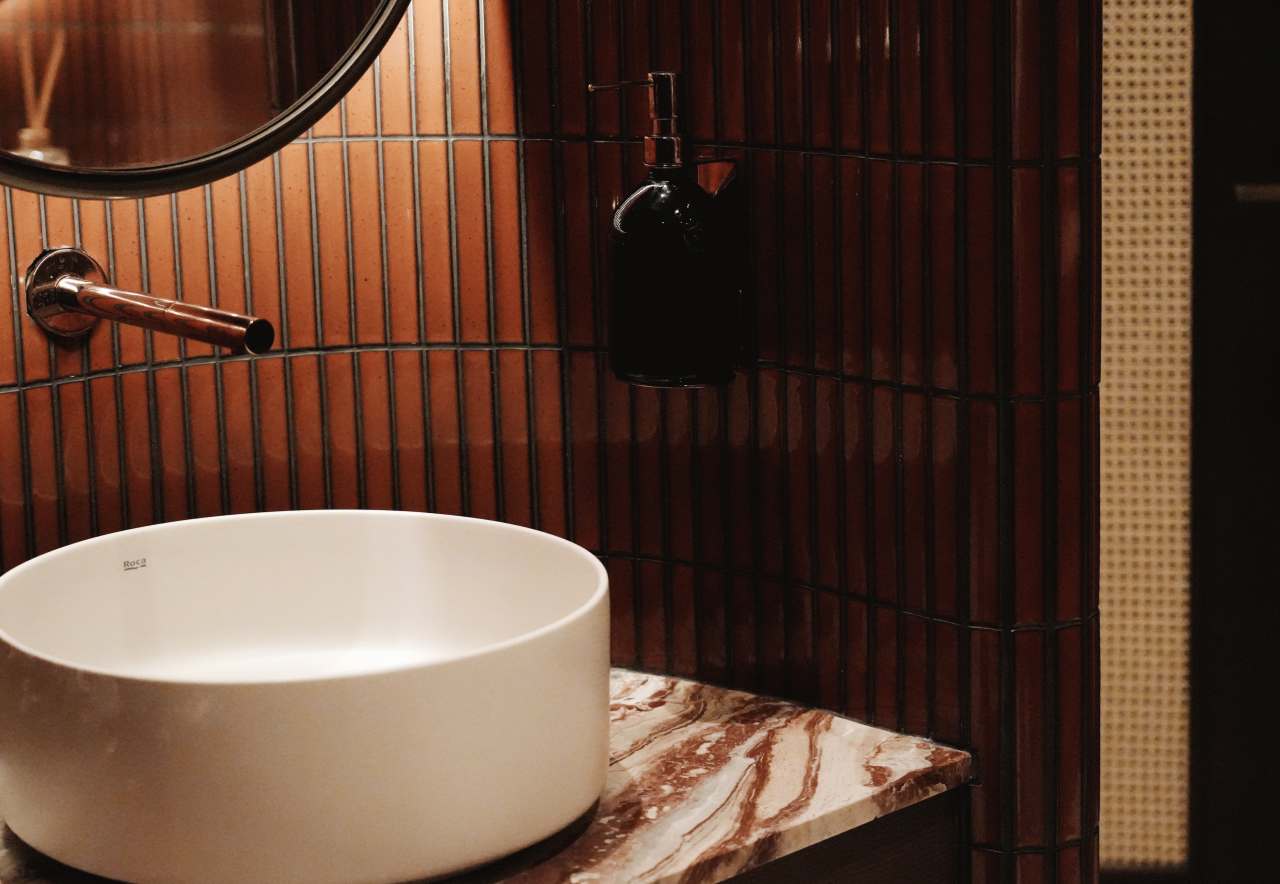 The bathrooms are the most private spaces in the restaurant and the design is about curves, cohesion and comfort. The Inspira round over countertop Fineceramic® basin provides an organic, circular counterpoint to the bathroom’s unique wave-like tiled walls. The choice L30-E electronic basin mixer adds further design elements with a nod to water efficiency and sustainability, an underlying theme in the ‘Tree of Life’ concept. Accessories including the Cubica robe hook and Victoria wall-mounted toilet brush, are minimal and discreet yet provide an important function in the space. The Dama wall-hung Rimless WC with soft closing seat and cover is combined with the In-Wall PL10 Dual (One) flush plate for a contemporary look that complement the warm, natural rhythms of the bathroom.4