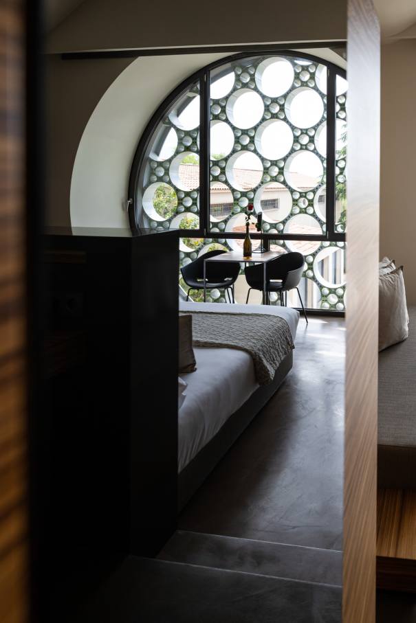 The design of this 13-room boutique hotel is inspired by the horizontal stacking of cava bottles and Antoni Gaudí’s trencadís technique. The sinuous lines, large circular windows and geometric patterns combined with the use of natural materials, create a balanced look in perfect harmony with the surroundings. The modern open-plan bathrooms feature graphite-coloured Bol basins, evocative Thesis basin mixers, and sculptural Happening toilets. The strong focus on sustainability, from the building’s thoughtful design approach to sustainable best practices, is also reflected in Roca’s products, which contribute to energy efficiency and durability.3