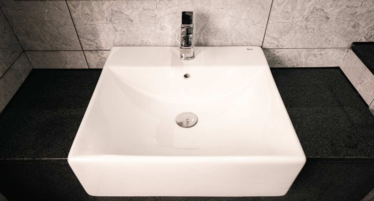 The Roca products featured in the bathrooms and kitchens of all residences perfectly complement the Tower’s affluent style. The elegant shape of the Roca WC collections including the Nexo, Meridian-N wall-hung WC and the Gap wall-hung WC, with soft-closing seat and cover, were the ideal solution in the bathroom spaces. To create a luxurious shower experience, Roca provided the round Rainsense overhead shower and the Stella hand-shower, with some residences featuring the voluminous Virginia bath. Sophisticated design elements including over countertop basins including the Inspira Fineceramic® and the Roca Bol basin further enhanced the interior design of every home.34