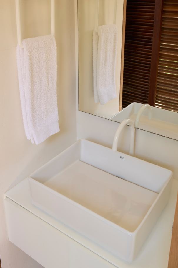 The layout of Casa IV transforms the bathroom into a fluid part of the living space, enhancing the overall living experience. The integration of the Tura bath, WC, and over-countertop basin creates a sense of calm and sophistication, while the Nu Stripes faucet introduces a dynamic element. The bath transcends the functional, becoming a focal point in the bedroom and a symbol of the essence of Mediterranean living. This home is an example of how Roca's products enrich the living experience, creating a seamless blend of functionality and design, in keeping with the project's philosophy of understated elegance and thoughtful detail.2