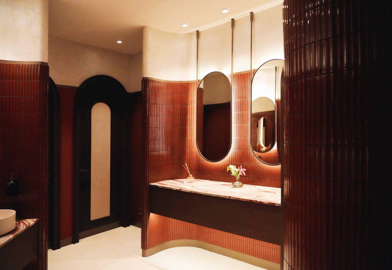 The bathrooms are the most private spaces in the restaurant and the design is about curves, cohesion and comfort. The Inspira round over countertop Fineceramic® basin provides an organic, circular counterpoint to the bathroom’s unique wave-like tiled walls. The choice L30-E electronic basin mixer adds further design elements with a nod to water efficiency and sustainability, an underlying theme in the ‘Tree of Life’ concept. Accessories including the Cubica robe hook and Victoria wall-mounted toilet brush, are minimal and discreet yet provide an important function in the space. The Dama wall-hung Rimless WC with soft closing seat and cover is combined with the In-Wall PL10 Dual (One) flush plate for a contemporary look that complement the warm, natural rhythms of the bathroom.12