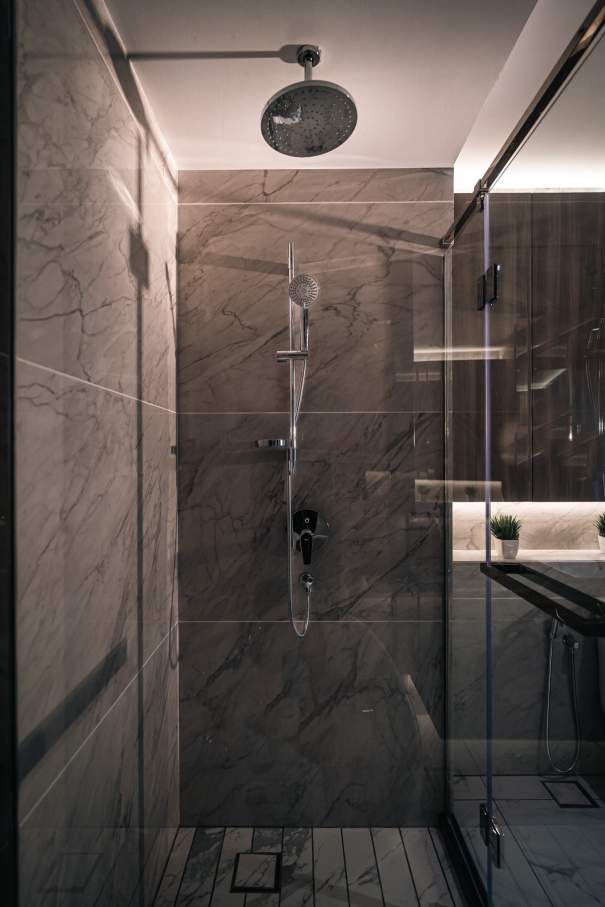 The Roca products featured in the bathrooms and kitchens of all residences perfectly complement the Tower’s affluent style. The elegant shape of the Roca WC collections including the Nexo, Meridian-N wall-hung WC and the Gap wall-hung WC, with soft-closing seat and cover, were the ideal solution in the bathroom spaces. To create a luxurious shower experience, Roca provided the round Rainsense overhead shower and the Stella hand-shower, with some residences featuring the voluminous Virginia bath. Sophisticated design elements including over countertop basins including the Inspira Fineceramic® and the Roca Bol basin further enhanced the interior design of every home.27