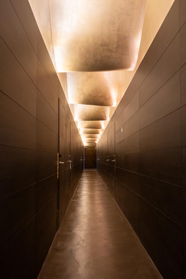 The design of this 13-room boutique hotel is inspired by the horizontal stacking of cava bottles and Antoni Gaudí’s trencadís technique. The sinuous lines, large circular windows and geometric patterns combined with the use of natural materials, create a balanced look in perfect harmony with the surroundings. The modern open-plan bathrooms feature graphite-coloured Bol basins, evocative Thesis basin mixers, and sculptural Happening toilets. The strong focus on sustainability, from the building’s thoughtful design approach to sustainable best practices, is also reflected in Roca’s products, which contribute to energy efficiency and durability.9