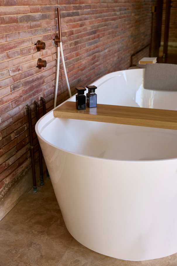 The layout of Casa IV transforms the bathroom into a fluid part of the living space, enhancing the overall living experience. The integration of the Tura bath, WC, and over-countertop basin creates a sense of calm and sophistication, while the Nu Stripes faucet introduces a dynamic element. The bath transcends the functional, becoming a focal point in the bedroom and a symbol of the essence of Mediterranean living. This home is an example of how Roca's products enrich the living experience, creating a seamless blend of functionality and design, in keeping with the project's philosophy of understated elegance and thoughtful detail.20