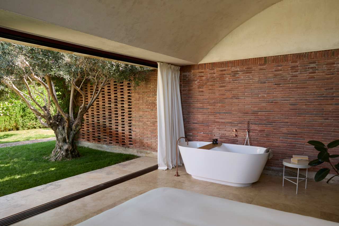 The layout of Casa IV transforms the bathroom into a fluid part of the living space, enhancing the overall living experience. The integration of the Tura bath, WC, and over-countertop basin creates a sense of calm and sophistication, while the Nu Stripes faucet introduces a dynamic element. The bath transcends the functional, becoming a focal point in the bedroom and a symbol of the essence of Mediterranean living. This home is an example of how Roca's products enrich the living experience, creating a seamless blend of functionality and design, in keeping with the project's philosophy of understated elegance and thoughtful detail.12