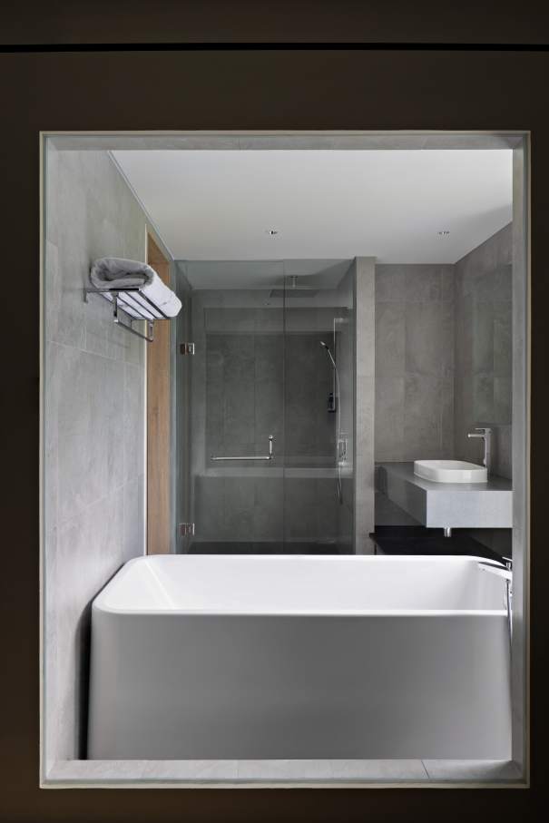 The hotel’s modern and minimalist bathrooms feature Roca solutions. Rainsense and Raindream showerheads add a touch of pampering, while the soft, rounded edges of the Meridian WCs, Element baths and The Gap basins evoke a connection with nature. In the public areas, Mural urinals and Inspira basins provide functionality and reinforce the hotel’s commitment to modern design and luxury.