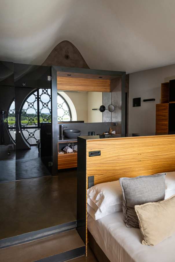 The design of this 13-room boutique hotel is inspired by the horizontal stacking of cava bottles and Antoni Gaudí’s trencadís technique. The sinuous lines, large circular windows and geometric patterns combined with the use of natural materials, create a balanced look in perfect harmony with the surroundings. The modern open-plan bathrooms feature graphite-coloured Bol basins, evocative Thesis basin mixers, and sculptural Happening toilets. The strong focus on sustainability, from the building’s thoughtful design approach to sustainable best practices, is also reflected in Roca’s products, which contribute to energy efficiency and durability.5