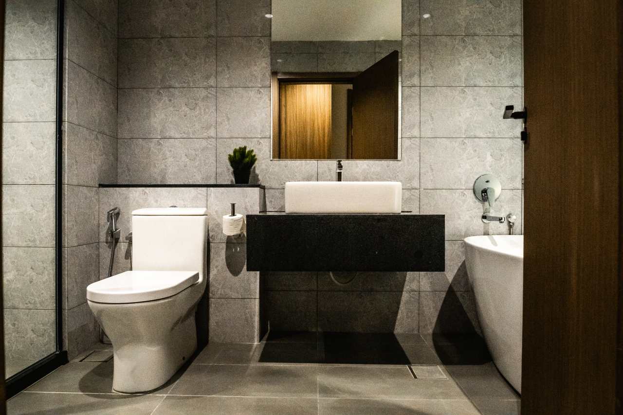 The Roca products featured in the bathrooms and kitchens of all residences perfectly complement the Tower’s affluent style. The elegant shape of the Roca WC collections including the Nexo, Meridian-N wall-hung WC and the Gap wall-hung WC, with soft-closing seat and cover, were the ideal solution in the bathroom spaces. To create a luxurious shower experience, Roca provided the round Rainsense overhead shower and the Stella hand-shower, with some residences featuring the voluminous Virginia bath. Sophisticated design elements including over countertop basins including the Inspira Fineceramic® and the Roca Bol basin further enhanced the interior design of every home.28