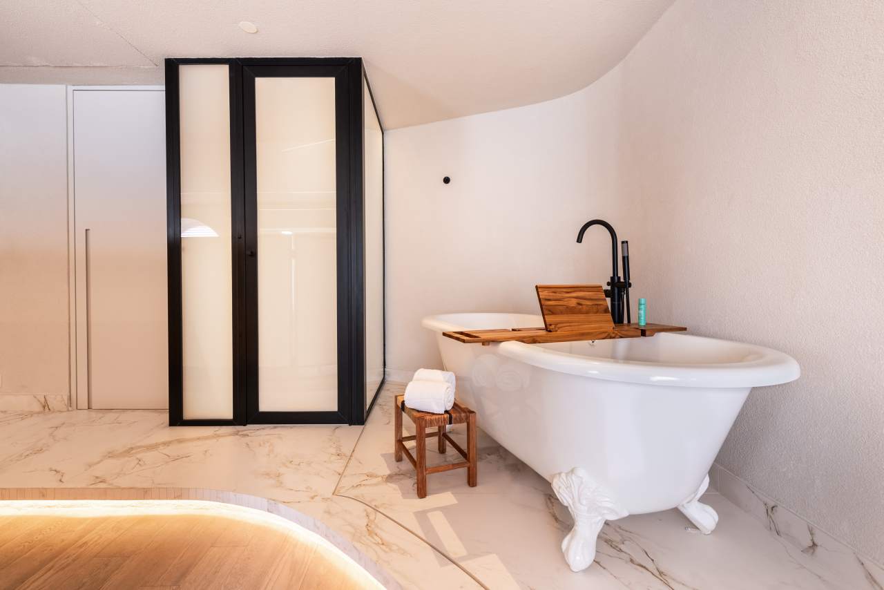 Roca's innovation and commitment to delivering exceptional bathroom experiences perfectly align with Hotel Unique's status as a symbol of luxury and design excellence in São Paulo. The 2024 renovation combines modernity with timeless elegance, enhancing the guest experience. To create a striking visual impact, Roca's Ona high-neck basin faucet in titanium black is paired with Ohtake and Horizon basins. Matt black Rainsense showers and Stella hand showers provide a refined sense of comfort, while Inspira toilets with rimless technology ensure a sustainable, sophisticated and minimalist bathroom design.22
