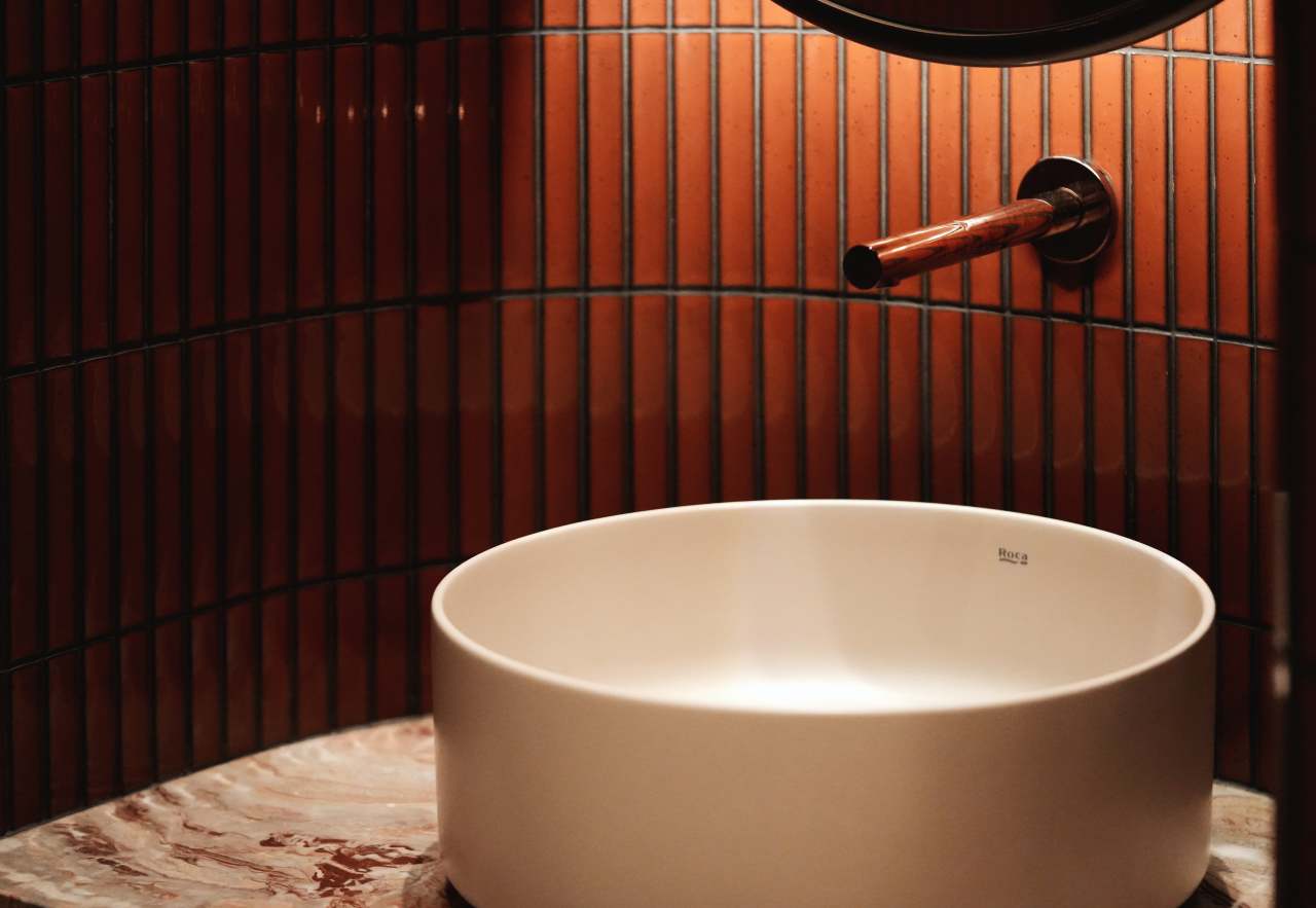 The bathrooms are the most private spaces in the restaurant and the design is about curves, cohesion and comfort. The Inspira round over countertop Fineceramic® basin provides an organic, circular counterpoint to the bathroom’s unique wave-like tiled walls. The choice L30-E electronic basin mixer adds further design elements with a nod to water efficiency and sustainability, an underlying theme in the ‘Tree of Life’ concept. Accessories including the Cubica robe hook and Victoria wall-mounted toilet brush, are minimal and discreet yet provide an important function in the space. The Dama wall-hung Rimless WC with soft closing seat and cover is combined with the In-Wall PL10 Dual (One) flush plate for a contemporary look that complement the warm, natural rhythms of the bathroom.2