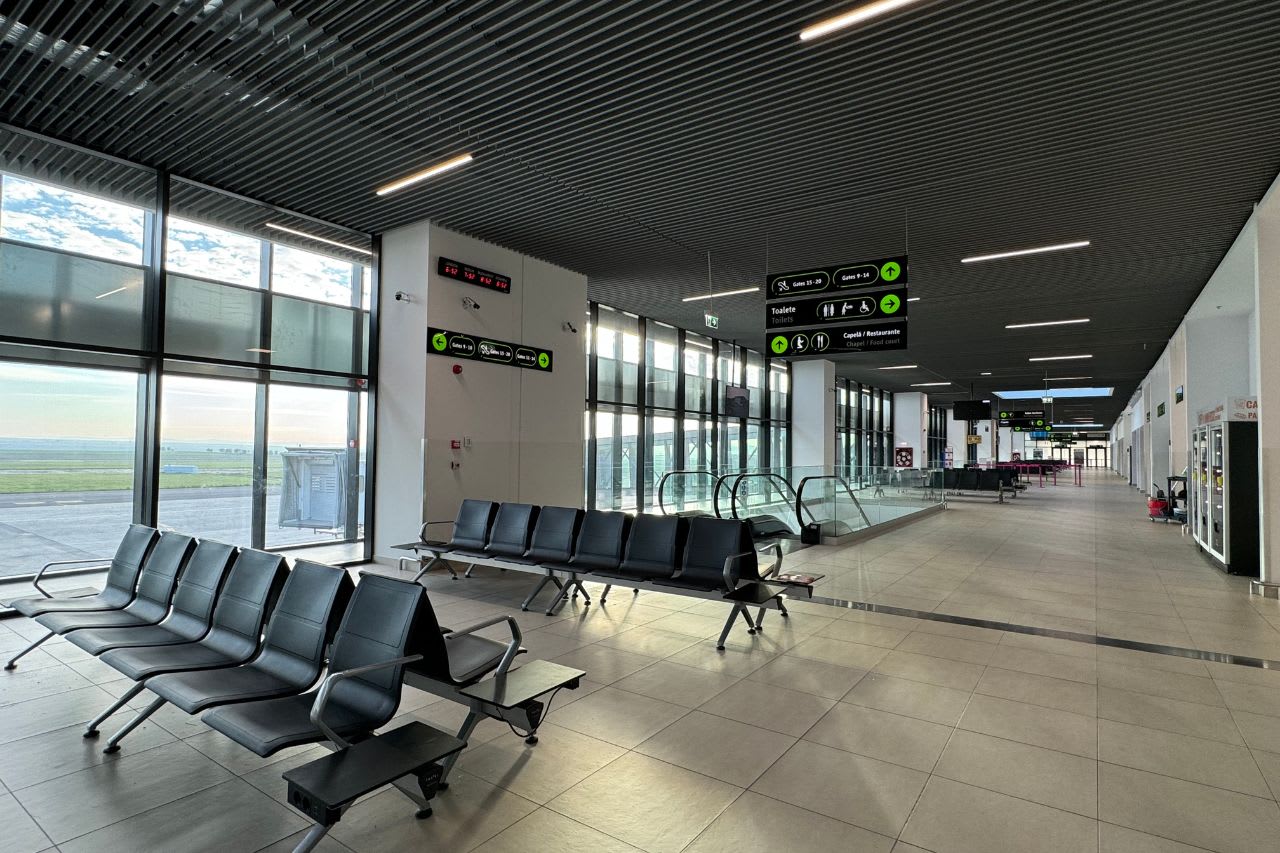 The airport’s bathrooms feature a range of Roca products that are designed for heavy usage, comfort and accessibility. The Proton Electronic rimless urinals, the In-Wall PL3 Dual flush plate and Nexo wall-hung WC, feature a welcoming, user-friendly designs focused on comfort and hygiene. L20 and L20E electronic faucets are ideal in high-traffic spaces; For the mobility challenged, Access collection grab bars, WC and wall-hung basin ensure safety and peace of mind, while the Victoria Pro faucet adds a further touch of elegance to the space.2