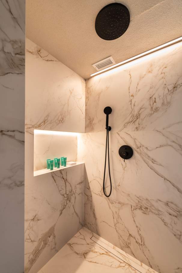 Roca's innovation and commitment to delivering exceptional bathroom experiences perfectly align with Hotel Unique's status as a symbol of luxury and design excellence in São Paulo. The 2024 renovation combines modernity with timeless elegance, enhancing the guest experience. To create a striking visual impact, Roca's Ona high-neck basin faucet in titanium black is paired with Ohtake and Horizon basins. Matt black Rainsense showers and Stella hand showers provide a refined sense of comfort, while Inspira toilets with rimless technology ensure a sustainable, sophisticated and minimalist bathroom design.17