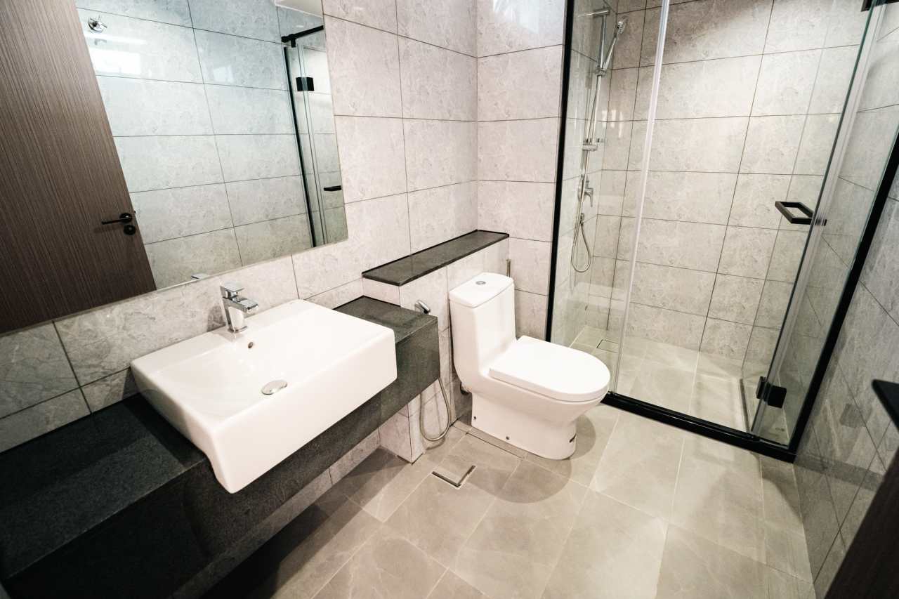 The Roca products featured in the bathrooms and kitchens of all residences perfectly complement the Tower’s affluent style. The elegant shape of the Roca WC collections including the Nexo, Meridian-N wall-hung WC and the Gap wall-hung WC, with soft-closing seat and cover, were the ideal solution in the bathroom spaces. To create a luxurious shower experience, Roca provided the round Rainsense overhead shower and the Stella hand-shower, with some residences featuring the voluminous Virginia bath. Sophisticated design elements including over countertop basins including the Inspira Fineceramic® and the Roca Bol basin further enhanced the interior design of every home.4
