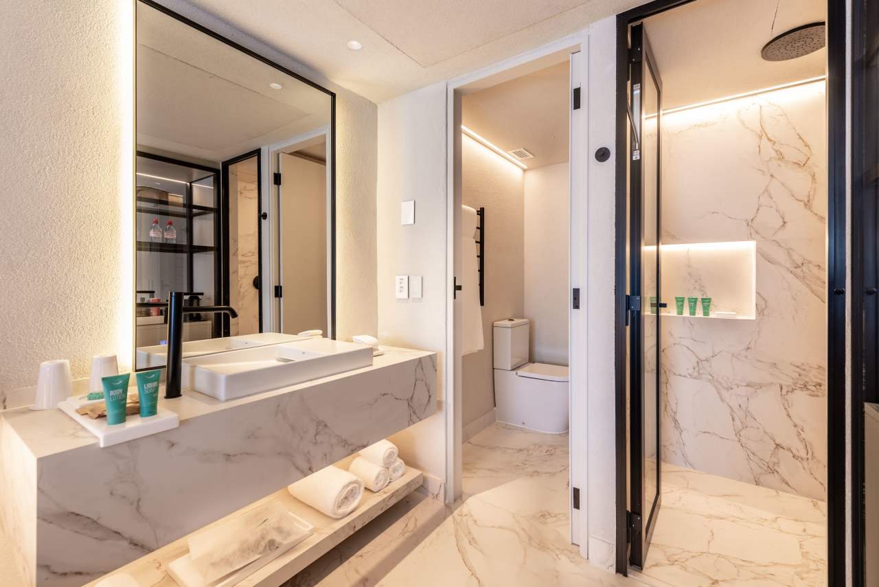 Roca's innovation and commitment to delivering exceptional bathroom experiences perfectly align with Hotel Unique's status as a symbol of luxury and design excellence in São Paulo. The 2024 renovation combines modernity with timeless elegance, enhancing the guest experience. To create a striking visual impact, Roca's Ona high-neck basin faucet in titanium black is paired with Ohtake and Horizon basins. Matt black Rainsense showers and Stella hand showers provide a refined sense of comfort, while Inspira toilets with rimless technology ensure a sustainable, sophisticated and minimalist bathroom design.10