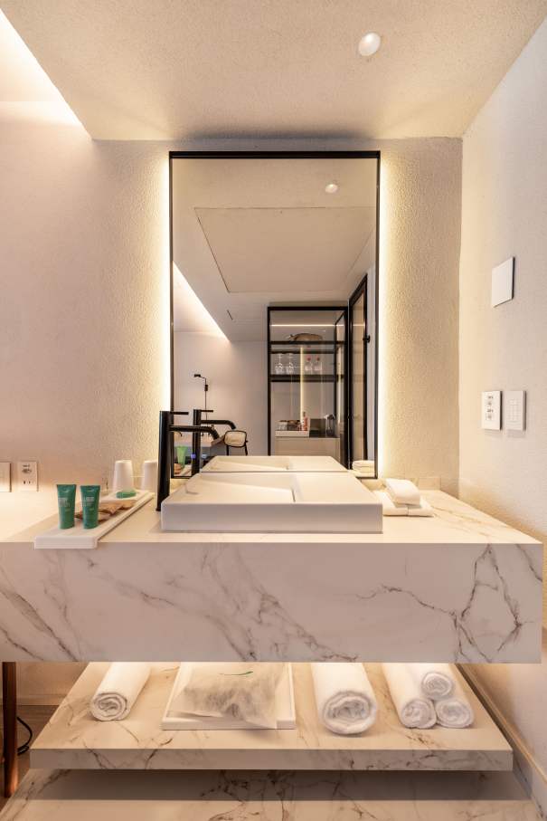 Roca's innovation and commitment to delivering exceptional bathroom experiences perfectly align with Hotel Unique's status as a symbol of luxury and design excellence in São Paulo. The 2024 renovation combines modernity with timeless elegance, enhancing the guest experience. To create a striking visual impact, Roca's Ona high-neck basin faucet in titanium black is paired with Ohtake and Horizon basins. Matt black Rainsense showers and Stella hand showers provide a refined sense of comfort, while Inspira toilets with rimless technology ensure a sustainable, sophisticated and minimalist bathroom design.25