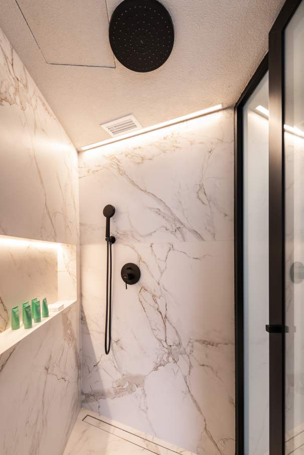 Roca's innovation and commitment to delivering exceptional bathroom experiences perfectly align with Hotel Unique's status as a symbol of luxury and design excellence in São Paulo. The 2024 renovation combines modernity with timeless elegance, enhancing the guest experience. To create a striking visual impact, Roca's Ona high-neck basin faucet in titanium black is paired with Ohtake and Horizon basins. Matt black Rainsense showers and Stella hand showers provide a refined sense of comfort, while Inspira toilets with rimless technology ensure a sustainable, sophisticated and minimalist bathroom design.16