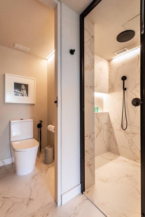Roca's innovation and commitment to delivering exceptional bathroom experiences perfectly align with Hotel Unique's status as a symbol of luxury and design excellence in São Paulo. The 2024 renovation combines modernity with timeless elegance, enhancing the guest experience. To create a striking visual impact, Roca's Ona high-neck basin faucet in titanium black is paired with Ohtake and Horizon basins. Matt black Rainsense showers and Stella hand showers provide a refined sense of comfort, while Inspira toilets with rimless technology ensure a sustainable, sophisticated and minimalist bathroom design.26