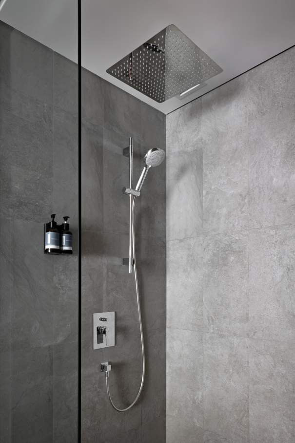 The hotel’s modern and minimalist bathrooms feature Roca solutions. Rainsense and Raindream showerheads add a touch of pampering, while the soft, rounded edges of the Meridian WCs, Element baths and The Gap basins evoke a connection with nature. In the public areas, Mural urinals and Inspira basins provide functionality and reinforce the hotel’s commitment to modern design and luxury.15