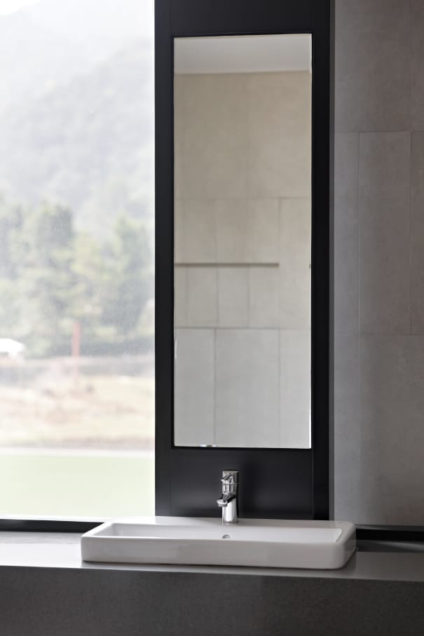 The hotel’s modern and minimalist bathrooms feature Roca solutions. Rainsense and Raindream showerheads add a touch of pampering, while the soft, rounded edges of the Meridian WCs, Element baths and The Gap basins evoke a connection with nature. In the public areas, Mural urinals and Inspira basins provide functionality and reinforce the hotel’s commitment to modern design and luxury.2