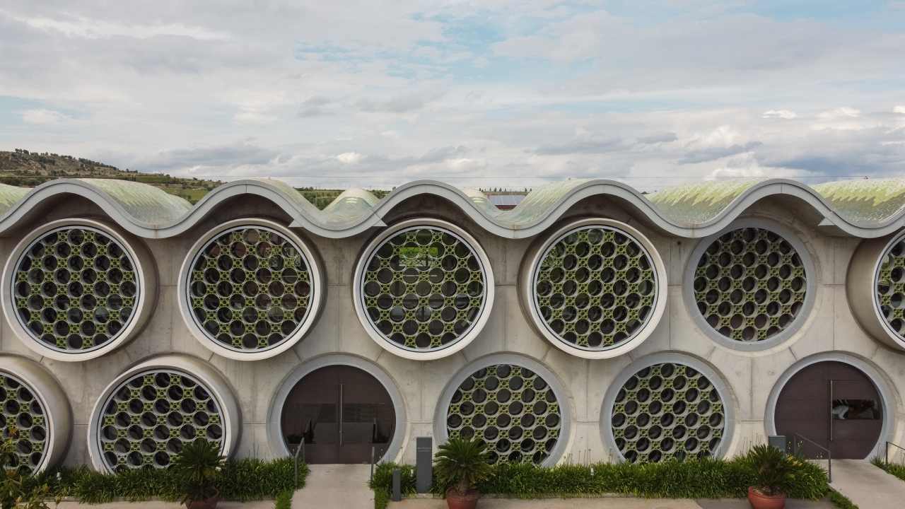 The design of this 13-room boutique hotel is inspired by the horizontal stacking of cava bottles and Antoni Gaudí’s trencadís technique. The sinuous lines, large circular windows and geometric patterns combined with the use of natural materials, create a balanced look in perfect harmony with the surroundings. The modern open-plan bathrooms feature graphite-coloured Bol basins, evocative Thesis basin mixers, and sculptural Happening toilets. The strong focus on sustainability, from the building’s thoughtful design approach to sustainable best practices, is also reflected in Roca’s products, which contribute to energy efficiency and durability.2