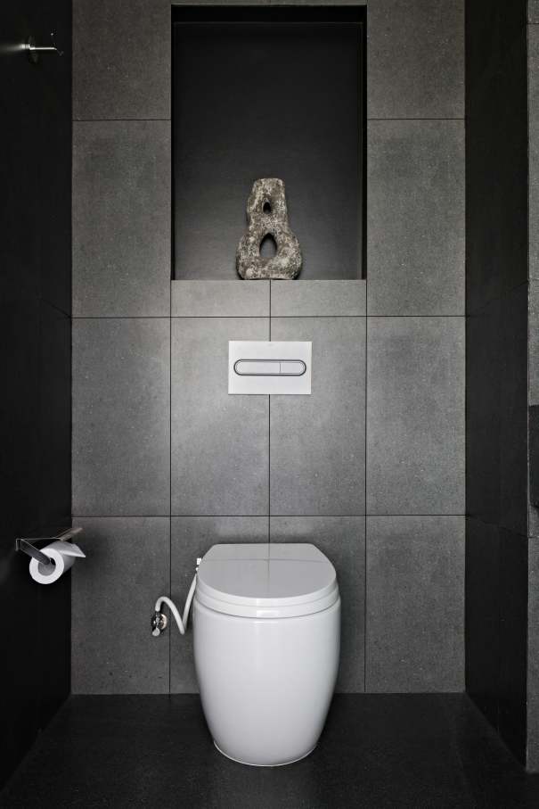 The hotel’s modern and minimalist bathrooms feature Roca solutions. Rainsense and Raindream showerheads add a touch of pampering, while the soft, rounded edges of the Meridian WCs, Element baths and The Gap basins evoke a connection with nature. In the public areas, Mural urinals and Inspira basins provide functionality and reinforce the hotel’s commitment to modern design and luxury.8