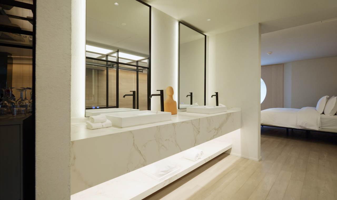 Roca's innovation and commitment to delivering exceptional bathroom experiences perfectly align with Hotel Unique's status as a symbol of luxury and design excellence in São Paulo. The 2024 renovation combines modernity with timeless elegance, enhancing the guest experience. To create a striking visual impact, Roca's Ona high-neck basin faucet in titanium black is paired with Ohtake and Horizon basins. Matt black Rainsense showers and Stella hand showers provide a refined sense of comfort, while Inspira toilets with rimless technology ensure a sustainable, sophisticated and minimalist bathroom design.12